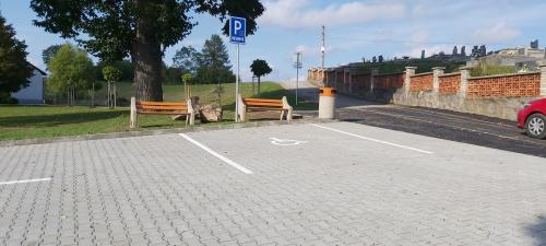 ASFALTOVANIE CESTY PRI CINTORÍNE A DOPLNENIE MOBILIÁRU NA PARKOVISKU PRI DS